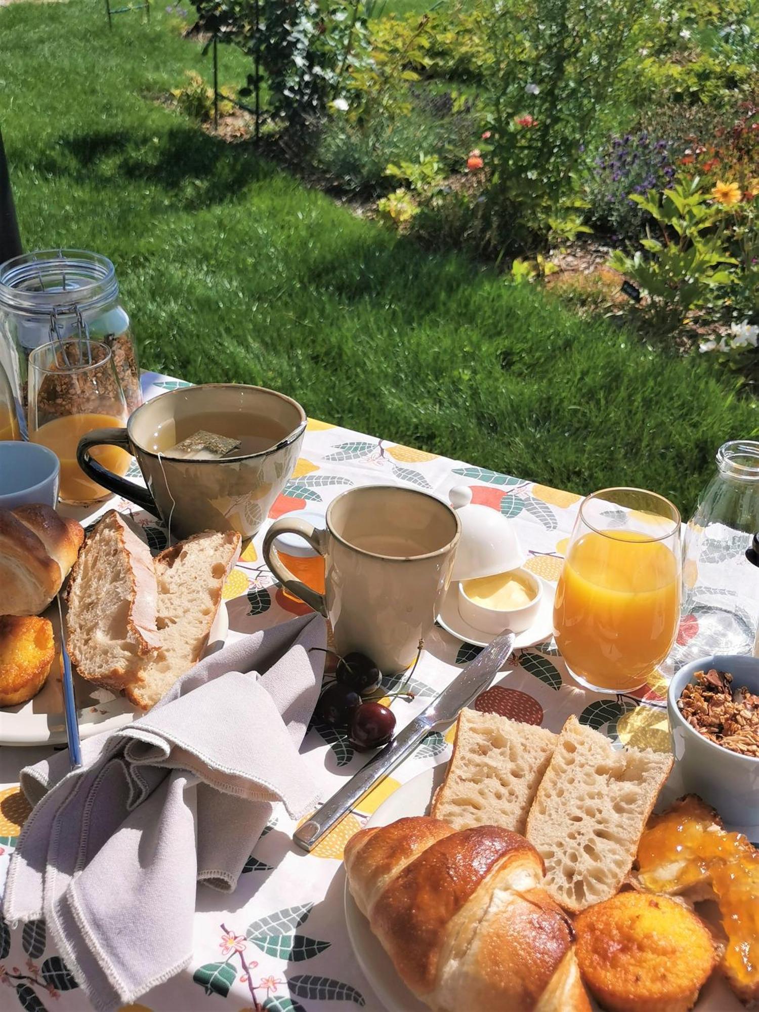 Bed and Breakfast Au Jardin Des Deux Roches Prisse Экстерьер фото