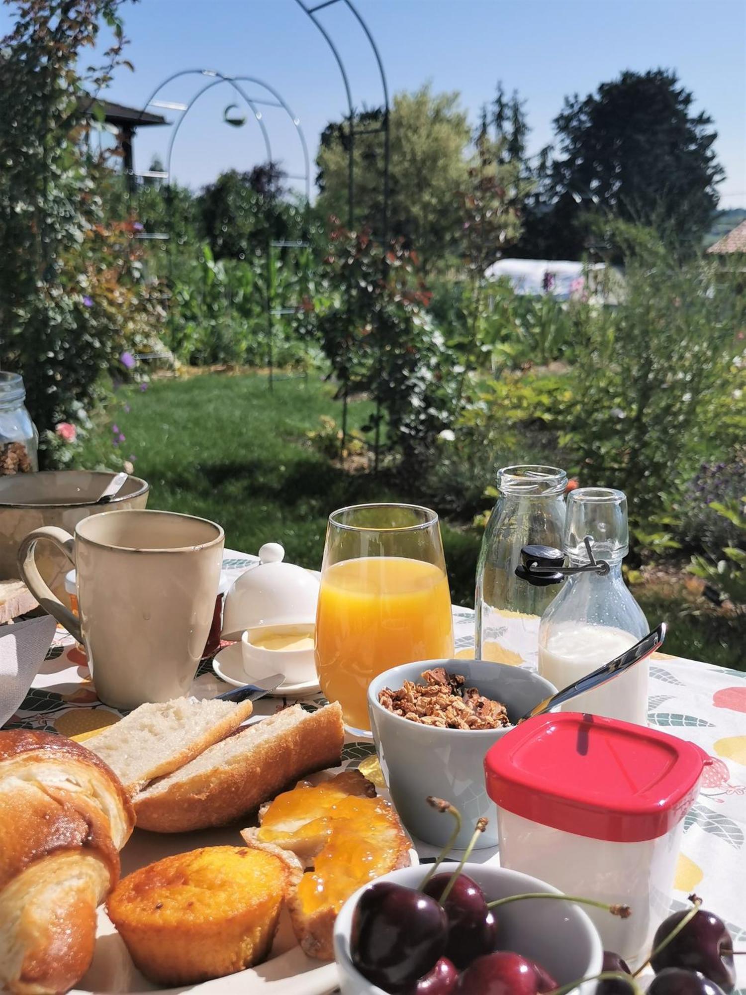 Bed and Breakfast Au Jardin Des Deux Roches Prisse Экстерьер фото