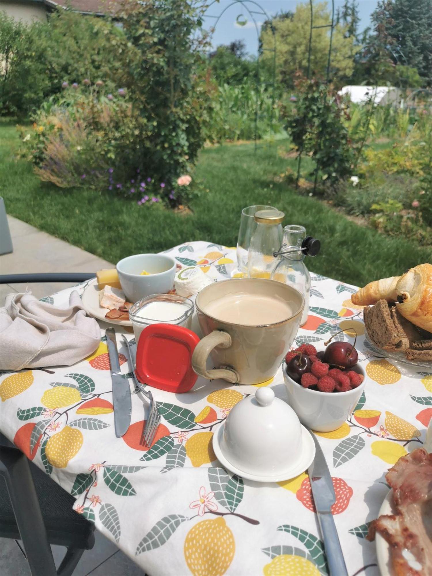Bed and Breakfast Au Jardin Des Deux Roches Prisse Экстерьер фото